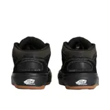 Championes de skate Vans modelo Half Cab, caña media, color negro con costuras blancas de contraste. Presentan la etiqueta "Half Cab" en el lateral y suela de goma negra con banda de rodadura de color goma natural (gum).