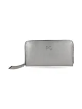Billetera rectangular de cuero vacuno color plomo con textura granulada. Presenta cierre perimetral metálico con tiracierre de cuero y logo de la marca grabado en el frente.