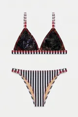 Conjunto de bikini azul con tirantes y detalles de banda estampada multicolor, y forro interior en tono verde lima.