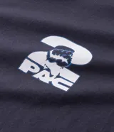 Remera de corte relajado color gris oscuro, con cuello redondo y manga corta. Presenta una estampa frontal pequeña en color blanco con el logo de Tupac.