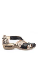Zapato abierto negro con tiras de cuero trenzado y estampado animal print, suela color caramelo con burbuja de aire.