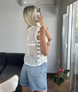 Chaleco de crochet color crudo con botones de madera.