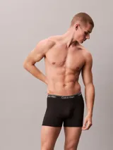 Pack de tres bóxers negros de corte clásico con cintura elástica con el logo de Calvin Klein en blanco.