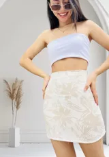 Conjunto de top bandeau y minifalda color negro.