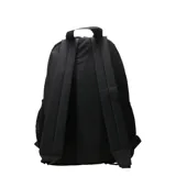 Mochila urbana de tela color negro, con compartimento principal con cierre, bolsillo frontal con panel de material sintético y logo grabado, y bolsillos laterales de red.