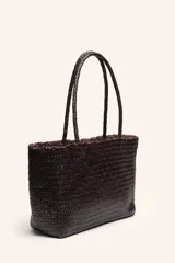 Cartera tote de cuero vacuno trenzado a mano, color bordó, de diseño espacioso con asas firmes.