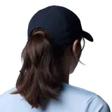 Gorra deportiva Columbia modelo Silver Ridge Iv Ball, color negro con el logo de la marca bordado en blanco en el frente. Cuenta con tecnología Omni-Shield y Omni-Wick para repeler líquidos y absorber el sudor, con cierre posterior ajustable de velcro.