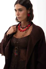 Collar corto compuesto por una combinación de piedras reconstituidas, piedras naturales y cristales checos en tonos rojos, azules y turquesas. Cuenta con un cierre de cadena de acero quirúrgico ajustable.