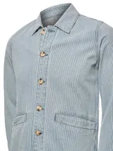 Chaqueta de denim de algodón orgánico con diseño de rayas verticales en tonos azul y blanco. Cuenta con cuello camisero, cierre frontal de botones marrones, dos bolsillos delanteros y mangas largas.