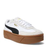 Championes Puma modelo Club II Era con plataforma, de diseño inspirado en el tenis. Presenta una capellada blanca de cuero sintético con refuerzos de gamuza en tono beige, franja lateral característica de la marca en color negro y suela de goma color caramelo con diseño elevado.