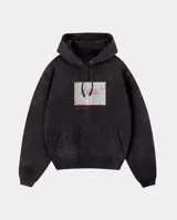 Canguro con capucha de calce regular, confeccionado en tejido con efecto stone wash. Presenta un estampado frontal rectangular con diseño de mapa y texto en color rojo. Incluye bolsillo tipo canguro y puños con terminación en rib.