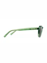 Lentes de sol con armazón geométrico de policarbonato en color verde translúcido y cristales polarizados en tono verde oscuro. Cuentan con protección UV 400 categoría 3, tratamiento antirayaduras y film hidrofóbico.