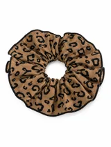 Colero para el pelo con diseño fruncido y estampado animal print en tonos marrón y negro, con borde ribeteado en hilo negro.