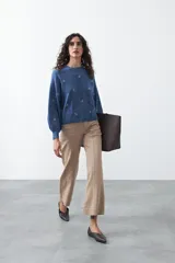 Pantalón de corte recto y tiro alto, color bordó, con costuras verticales frontales y bolsillos laterales.