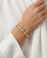 Esclava rígida de acero con baño de oro, presenta un diseño central de ojo turco rodeado de circonias multicolor y pequeñas circonias incrustadas a lo largo de la estructura.