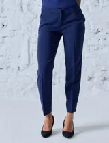 Pantalón de vestir negro, marca Zac & Rachel, de corte recto y largo al tobillo. Presenta pretina con broche interno y cierre, bolsillos delanteros con detalle plisado y bolsillos ojal traseros.