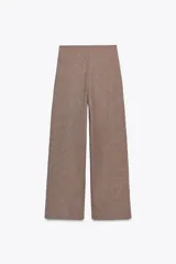 Pantalón tipo palazzo de tiro alto con cintura elástica y costura central marcada en el frente. Confeccionado en tejido de algodón suave.