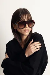 Lentes de sol con armazón de policarbonato con estampado carey y cristales amarillos. Diseño de estilo aviador con puente superior recto.