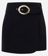 Short pollera de bengalina color negro, con diseño cruzado, pretina estructurada y cinturón integrado con hebilla metálica dorada.
