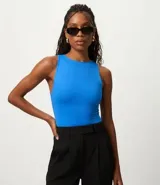 Body básico color rojo, con cuello halter, sin mangas y confeccionado en poliamida. Tiene forro en el busto.