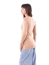 Buzo azul con cuello redondo y mangas largas con orificios para los pulgares.