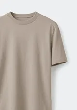 Remera básica de manga corta y cuello redondo, de corte recto y color gris topo.