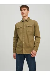Camisa de denim color verde militar, corte slim fit, con cuello clásico, cierre frontal abotonado, mangas largas con puños abotonados y dos bolsillos de parche en el pecho con solapa abotonada.