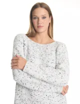 Buzo de chenille con textura jaspeada, cuello bote y manga larga. Presenta un diseño de tejido acanalado con aberturas laterales en el ruedo.