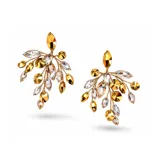 Caravanas colgantes de diseño exclusivo, con estructura de alambre dorado que sostiene múltiples cristales en tonos champagne y dorados con formas de hojas y círculos.
