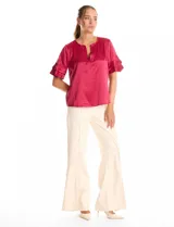 Blusa de satén color verde oliva, con cuello redondo y escote en V. Presenta mangas cortas con tres capas de volados superpuestos.