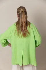 Blazer italiano de lino color verde manzana, de corte suelto, liviano y sin forro. Manga tres cuartos con presilla para sujetarla, falsos bolsillos y se prende con un botón.