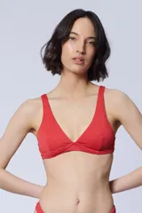 Top de bikini rojo con textura en relieve, escote en V y tirantes anchos.