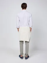 Camisa Oxford de corte regular fit, color blanco con finas rayas verticales, cuello buttondown y manga larga con puño simple. Cuenta con cierre frontal de botones y logo bordado en el pecho.