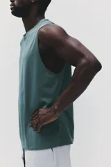 Musculosa deportiva H&M Move de corte estándar, color verde oscuro, con tecnología DryMove para absorción del sudor, cuello redondo y sisas amplias.