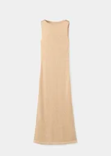 Vestido midi de silueta recta color dorado, con cuello barca, sin mangas y diseño confeccionado en tejido con hilo metálico y lentejuelas.