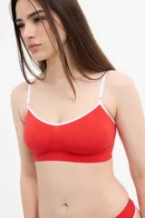 Soutien bralette rojo de microfibra sin costuras, con breteles regulables y contorno blanco.