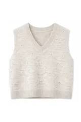 Chaleco de punto color gris melange, con escote en V y detalle de perlas aplicadas en toda la prenda. Presenta terminaciones acanaladas en el cuello, sisas y ruedo.