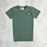 Remera verde jaspeado de algodón con cuello redondo y manga corta. Estampa en el pecho con un sol naciente y la frase "Only Good Vibes Surf Duxon Co.". Incluye bolsillo pequeño en el pecho.