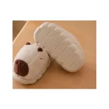 Pantuflas sin talón de diseño inspirado en un capibara, confeccionadas en material texturizado color beige claro, con detalles marrones en el hocico y las orejas, y suela de goma ranurada.