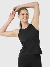 Conjunto deportivo compuesto por una musculosa de cuello redondo y un short tipo biker, ambos en color negro y confeccionados en tejido técnico elástico.