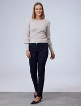 Pantalón de gabardina elastizada color beige, marca Zac & Rachel, corte slim, con pretina con pasadores, botón y cierre. Delantera con tres bolsillos y trasera con bolsillos ojal.