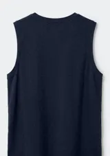 Musculosa básica azul marino con escote redondo, sin mangas y corte clásico.