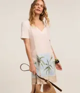 Vestido corto de viscosa y lino, corte recto, con escote en V, mangas cortas y estampado de palmeras en el ruedo.