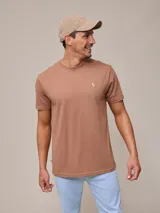 Remera marrón de algodón con cuello redondo y logo bordado en blanco en el pecho. Corte clásico.