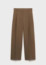 Pantalon de vestir de corte wide leg, color marrón con diseño de raya diplomática. Presenta tiro alto, detalle de pinzas en la parte frontal, trabillas para cinturón y bolsillos laterales.