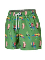 Short de baño RKF modelo Izam de color verde, con estampado colorido de loros y papagayos. Cuenta con cintura elástica con cordón ajustable blanco y gris, y bolsillos laterales.