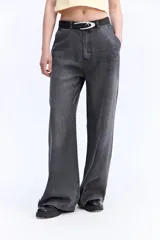 Jean wide leg de tiro alto y pierna amplia, con lavado suave y diseño clásico de denim.