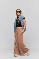 Babucha de corte wide leg en color tostado, con cintura elástica y bolsillos laterales. Confeccionada en tejido de algodón con interior suave.