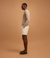 Bermuda de hombre de corte clásico, color negro, con cintura elástica con cordón de ajuste y bolsillos laterales.