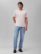 Remera de manga corta color rosado, confeccionada en algodón liso con cuello redondo. Presenta el monograma de Calvin Klein bordado en el pecho.